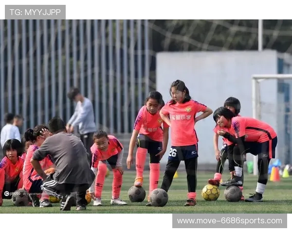 足球场上挥洒汗水的球星精彩瞬间展现球技与激情